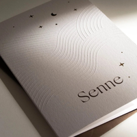 Carte d'invitation pliante personnalisée, simplicité et luxe, en carton texturé avec logo estampé or