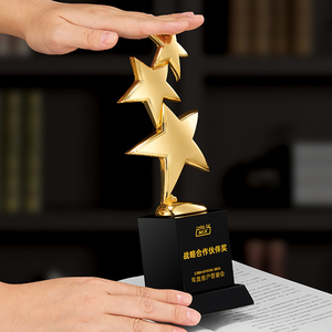 Regali di benvenuto per bambini con trofeo di cristallo in metallo a stella di fascia alta personalizzato - Product Image 3