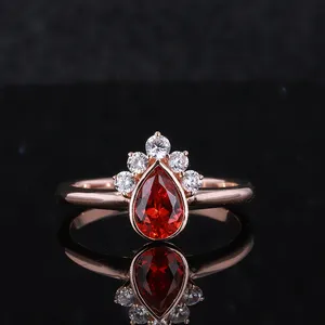 ラウンドHPHTラボで成長したダイヤモンドの結婚式の婚約指輪を備えたStarsgem梨の形のラボルビー