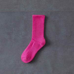 جوارب رياضية جينغوين OEM ملونة من قماش تيري السميك بلون واحد للرجال لكرة السلة تصل إلى منتصف الساق - Product Image 6