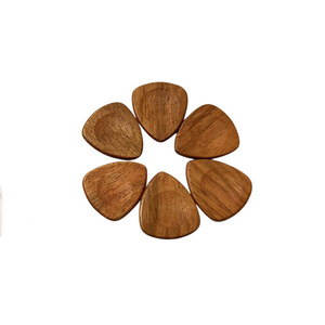 Eco-friendly plettro per <span class=keywords><strong>chitarra</strong></span> in legno massello naturale lucidato Regalo per il 5 ° anniversario per lui o il suo artigianato artigianale in legno - Product Image 4