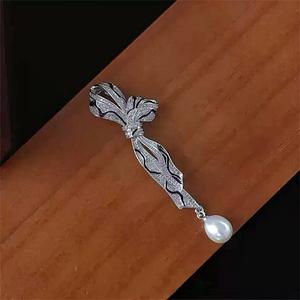 Broche en perles d'eau douce naturelles de forme riz de 9-10 mm, nœud serpent, fleur de poitrine, épingle à collier à forte luminosité, micro défaut, aiguille - Product Image 1