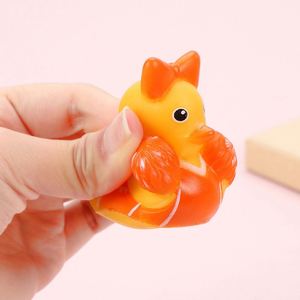 Canard de cheerleading en plastique, jouet sonore à presser pour le bain des enfants, jeu aquatique créatif et vocal - Product Image 4