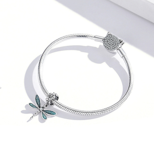 Amuleto de libélula plateado con alas de esmalte azul y circonita, colgante clásico de insecto para regalo unisex. - Product Image 2