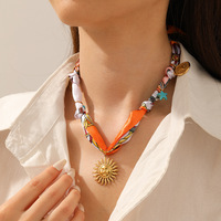 Charmes Écharpe Colliers pour Femmes Foulard En Soie Collier avec Or En Acier Inoxydable Charmes Pas De Décoloration Bandana Mode Pendentif Collier