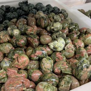 Adorno de calaveras de cristal pulido de 2 pulgadas, piedra preciosa natural tallada en una cabeza de fantasma, diseño de grabado, decoración de Halloween - Product Image 3