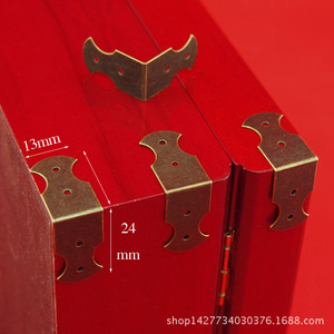 Support d'angle métallique 24x13mm style antique pour boîte d'emballage, boîte cadeau en bois, accessoire de bordure - Product Image 1