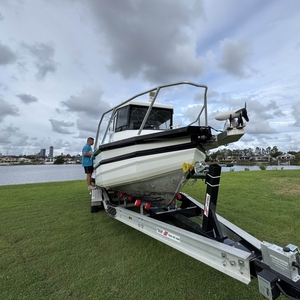 Bateaux de pêche en aluminium de 7,5 m (25 pieds) avec cabine compacte style promenade, cabine de conduite avant et remorque pour la pêche touristique - Product Image 1