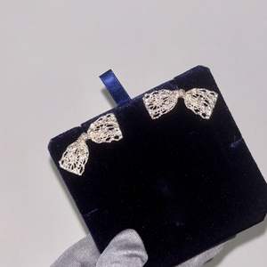 ต่างหูเงินแท้ S925 ดีไซน์โบว์ลูกไม้แบบโปร่ง สวยงาม น่ารัก สไตล์สาวหวาน - Product Image 1