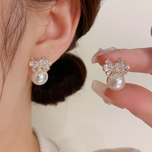 Boucles d'oreilles en cuivre finition or 14 carats, nœud, zircon cubique, perle simulée, fournisseur en gros - Product Image 3
