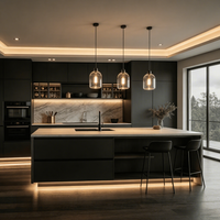 Ensemble d'armoires de cuisine îlot modernes noires brillantes de luxe sur mesure OPPOLIA pour villa