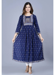 Kurti Nayra en rayonne bleue pour femme, imprimé, col rond, manches trois quarts, coupe évasée, tenue ethnique décontractée, en vente - Product Image 2