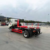 Camion benne à bras articulé HOWO 5 m³ avec bac de collecte pour la gestion des déchets dans la construction municipale