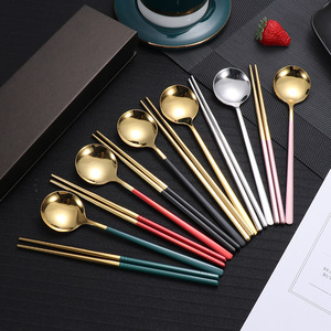 Juego de 2 Palillos y Cuchara de Acero Inoxidable 304, Cuchara de Cabeza Grande Redondeada Pintada en Varios Colores, Utensilios Portátiles con Caja de Regalo - Product Image 2