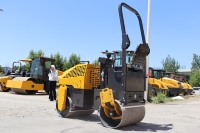 Compacteur vibrant à double tambour de 1 tonne, mini rouleau compresseur pour la réparation routière et le compactage du sol