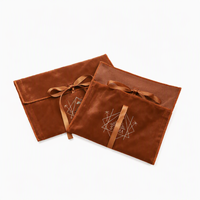Pochette en microfibre terre cuite avec logo personnalisé et lien en ruban pour l'emballage de bijoux et de articles en cuir