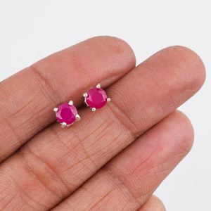 Pendientes de rubí Yashee con corte redondo y engaste de garras para mujer, uso diario, 6 mm, joyería de piedras preciosas de cristal, piedra de nacimiento - Product Image 5