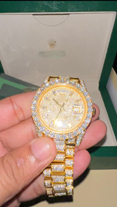 Montre de luxe entièrement sertie de diamants Moissanite avec finition brillante et bracelet en acier inoxydable durable pour hommes et femmes - Product Image 4