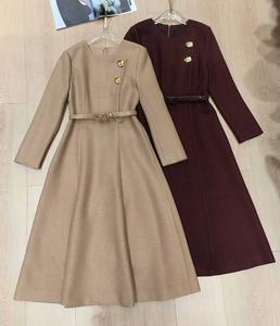 Nuovo abito invernale di alta qualità 2025 <span class=keywords><strong>abiti</strong></span> firmati di moda donna Flower botton cintura Deco manica lunga a metà polpaccio <span class=keywords><strong>in</strong></span> <span class=keywords><strong>lana</strong></span> kaki - Product Image 1