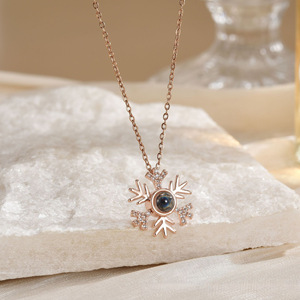 Collana con Proiezione 'Ti Amo' in 100 Lingue, Catena in Rame e Bambù, Stile Semplice ed Elegante per Donne, Tendenza Instagram - Product Image 4
