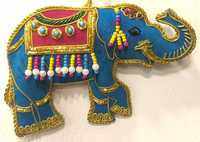 Ornement de Noël en forme d'éléphant, fait main, perlé et brodé, idéalement utilisé comme décoration festive pour la maison, vendu en gros.
