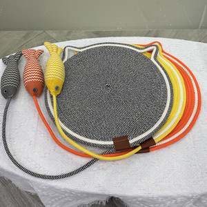 Alfombrilla para rascar gatos 2 en 1, cuerda de algodón tejida, almohadilla de juego para mascotas, pez de hierba gatera de felpa a rayas para gatos de interior, perros, función interactiva - Product Image 3
