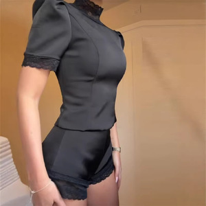 Conjuntos <span class=keywords><strong>de</strong></span> Top Corto <span class=keywords><strong>con</strong></span> Borde <span class=keywords><strong>de</strong></span> Encaje Satinado para Mujer, Primavera-Verano, <span class=keywords><strong>Blusa</strong></span> <span class=keywords><strong>con</strong></span> Cuello Alto y Hombros Acolchados, Pantalones Cortos <span class=keywords><strong>de</strong></span> Cintura Baja, Atuendos Femeninos 2026 - Product Image 2