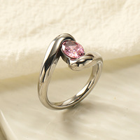 Twist-Wrap-Design Ovaler Rosa CZ-Besetzter 18K Vergoldeter Edelstahl Mode-Ring Schicker Minimalistischer Alltagsschmuck für Frauen