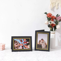 En gros, Porte-photo pliable en carton noir avec bordure dorée, idéal pour mariage, remise de diplôme, fête, studio, événement, ou comme cadeau ou souvenir.