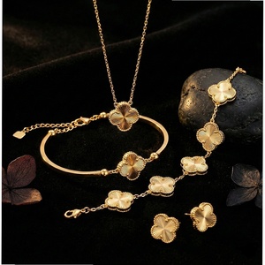 Parure de bijoux trèfle texturé pour femme en acier inoxydable plaqué or 18 carats PVD, style vintage, motif fleur porte-bonheur, collier, bracelet et boucles d'oreilles tendance - Product Image 2