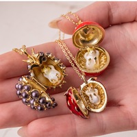 D1026 Collier médaillon ouvrable en laiton avec compartiment pour figurine de souris, breloques en forme de châtaigne, fraise, raisin, pomme