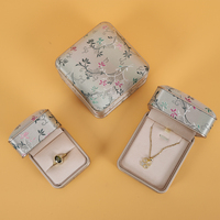 Nouveaux présentoirs de luxe en velours pour bijoux, présentant des ensembles de bijoux dans des boîtes à bijoux en soie grise de style chinois avec logo personnalisé.