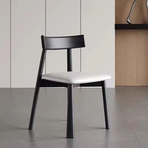 <span class=keywords><strong>Chaise</strong></span> <span class=keywords><strong>de</strong></span> loisir nordique moderne <span class=keywords><strong>en</strong></span> <span class=keywords><strong>bois</strong></span> massif avec dossier rembourré <span class=keywords><strong>en</strong></span> cuir, pieds <span class=keywords><strong>en</strong></span> <span class=keywords><strong>bois</strong></span> robustes, siège élégant et rembourré pour la salle à manger à domicile - Product Image 4