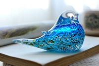 Figurine d'oiseau en verre artistique bleu, sculpture en verre soufflé à la main pour la décoration d'étagères, l'accentuation de table et la collection d'objets de décoration intérieure