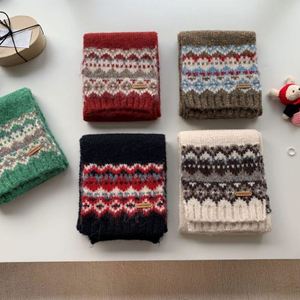 Gorro Retro X Forward de Moda, Bufanda Tejida Roja y Gris con Patrón Fair Isle, Accesorio de Invierno con Diseño de Copo de Nieve - Product Image 5