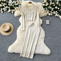 Ensemble deux pièces haut en maille à manches courtes avec boutons métalliques sophistiqués et jupe moulante taille haute, collection printemps-automne