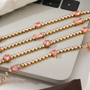 สร้อยข้อมือสแตนเลสสตีลชุบทอง 18K ประดับเพชรซิร์คอน ไม่ลอก ไม่ดำ เงางาม สำหรับผู้หญิง - Product Image 3