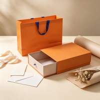Boîte cadeau en papier enduit réutilisable de qualité supérieure avec couvercle à fermeture magnétique, doublure en éponge, finition vernie pour l'emballage de bijoux