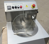 Petit chocolat automatique moulant gâchant la machine de fonte pour préparer le chocolat liquide lisse