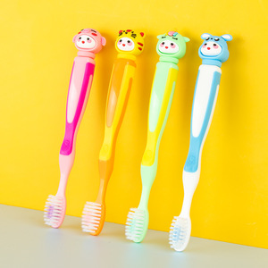 Tuke Kidsren's Cartoon Doll Design <span class=keywords><strong>Brosse</strong></span> <span class=keywords><strong>à</strong></span> <span class=keywords><strong>dents</strong></span> en nylon <span class=keywords><strong>à</strong></span> poils souples pour 3-6-9 ans <span class=keywords><strong>Bébé</strong></span> Garçon Fille Petite tête en plastique pour la maison - Product Image 2