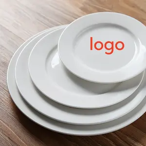 Ensemble d'assiettes plates en porcelaine blanche élégante de tailles variées service d'aliments en vrac vente en gros d'assiettes de restaurant en céramique avec logo personnalisé