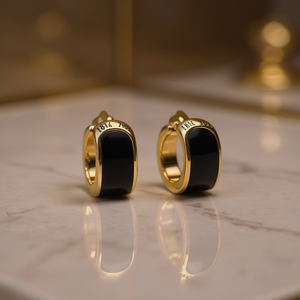 Orecchini a Cerchio Dorati E4803 con Onice Incastonato, Design Minimalista Unisex per Uso Quotidiano, Gioielli in Lega di Zinco - Product Image 2