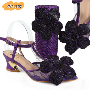 סט נעליים ותיקים לנשים בצבע יין, עקבים מחודדים עם עקבים עבים ותיק כתף מרובע עם עיטור פרחים - Product Image 4