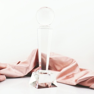 Grand trophée de football fantastique de récompenses sportives colorées par cuivre d'or et d'argent personnalisées avec boule de cristal extravagante sur le dessus - Product Image 1