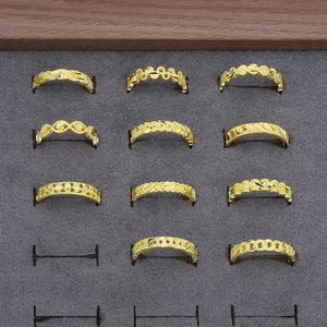 Vente en gros de nouvelles bagues en laiton plaqué or pour femmes, forme de fleur classique, pour les fêtes et les fiançailles - Product Image 1