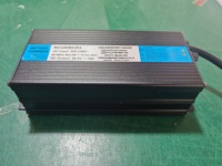 Chargeur de batterie de voiture électrique 450W AC 100-240V 12-16.8V20A Lithium LiFePO4/Plomb-acide avec câble rétractable pour ordinateur portable et appareil photo
