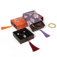 Boîte à bijoux en papier style chinois avec motifs floraux en relief, couvercle ciel-terre, boîte à tiroir, collier à pompon, long cadeau