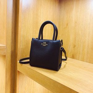 Bolso de Mano Pequeño Retro de Alta Gama para Mujer - Textura Sencilla, Bolso Multifuncional Hecho de Material PU.672 - Product Image 1