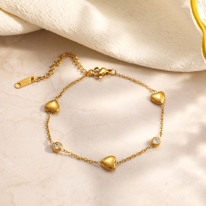 Collar con colgante asimétrico minimalista en forma de corazón, chapado en oro, con cadena en Y, para regalo. - Product Image 4