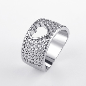 Anello a Cuore Traforato con Zirconi per Donne, Elegante Gioiello da Dito alla Moda - Product Image 1